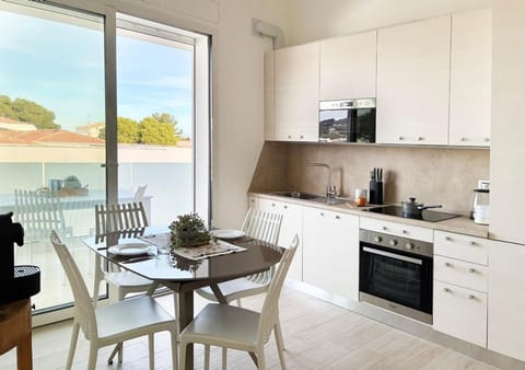 Patio, Coffee/tea facilities, Kitchen or kitchenette, Living room, Seating area, Dining area, dishwasher, oven, stove