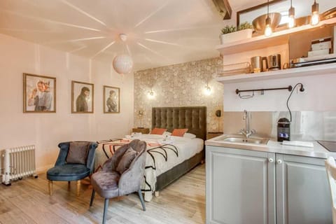 Bed, Kitchen or kitchenette