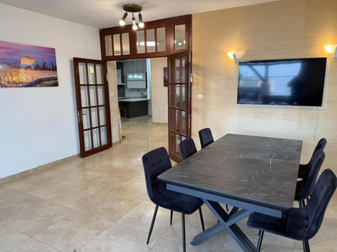 Communal lounge/ TV room, TV and multimedia, Kitchen or kitchenette, Living room, Seating area, Dining area, Evening entertainment