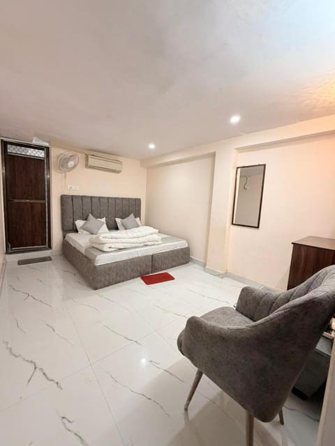 Bed, Photo of the whole room, Seating area, Bedroom, towels, air conditioner