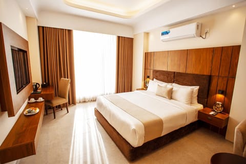 Bed, TV and multimedia, Photo of the whole room, Evening entertainment, Bedroom, air conditioner