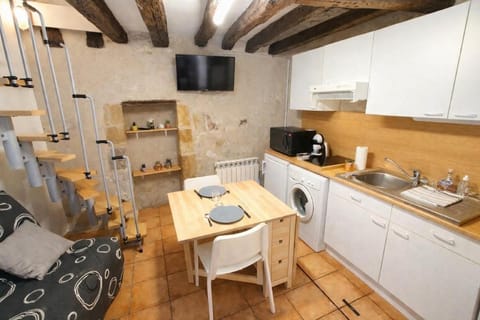 Coffee/tea facilities, Kitchen or kitchenette, Living room, Seating area, Dining area, stove