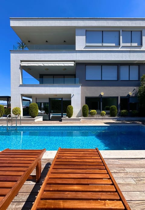 Property building, Patio, Day, Pool view, Swimming pool, sunbed