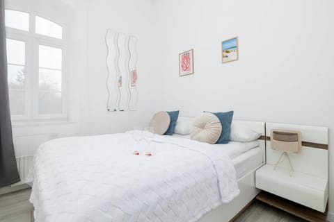 Bed, Photo of the whole room, Seating area, Bedroom