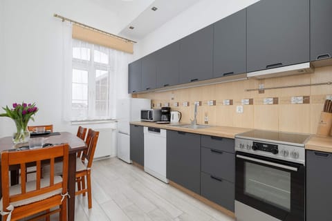 Coffee/tea facilities, Kitchen or kitchenette, dishwasher, oven, stove, toaster