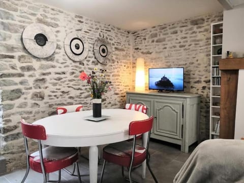 Property building, TV and multimedia, Living room, Dining area