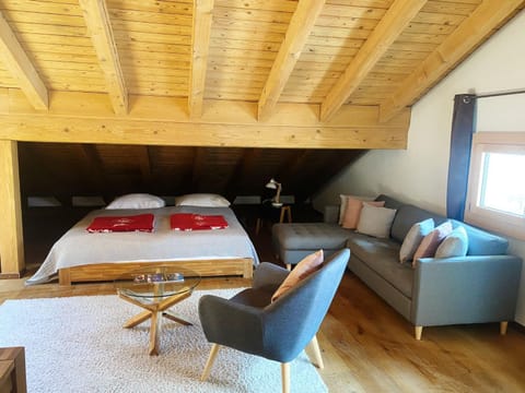 Bed, Living room, Photo of the whole room, Seating area