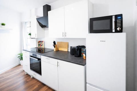 Coffee/tea facilities, Kitchen or kitchenette, dishwasher, oven, stove, toaster