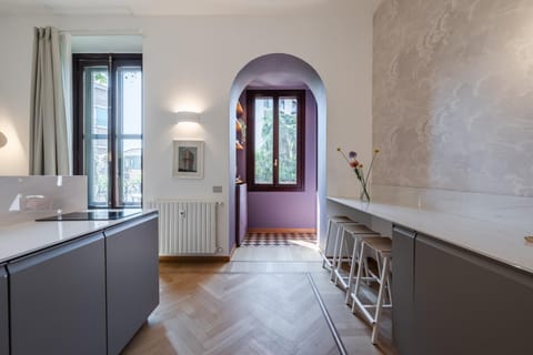 Kitchen or kitchenette, Dining area