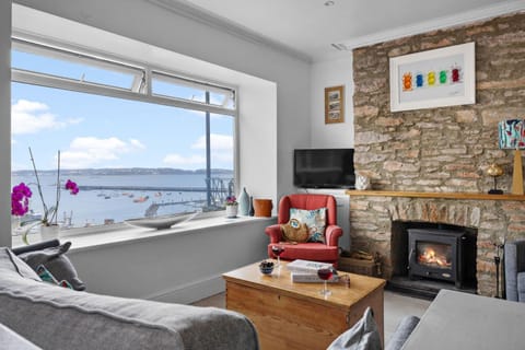 Nearby landmark, TV and multimedia, Living room, Seating area, Sea view, fireplace