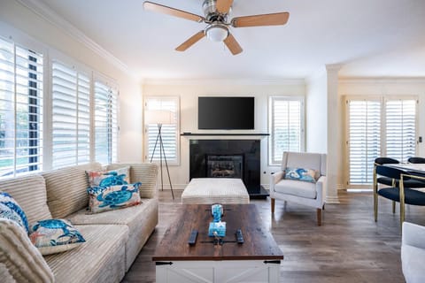 TV and multimedia, Living room, Seating area, fireplace