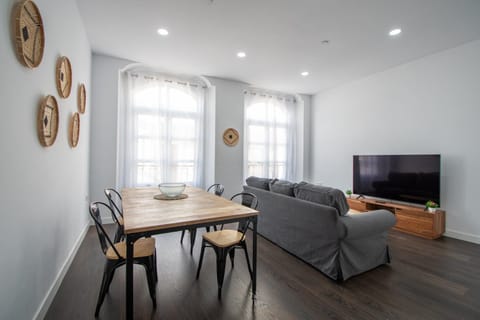 TV and multimedia, Living room, Seating area, Dining area