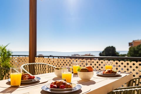 Natural landscape, View (from property/room), Balcony/Terrace, Dining area, Sea view, Breakfast