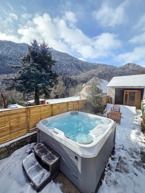 Hot Tub, Sauna, Mountain view