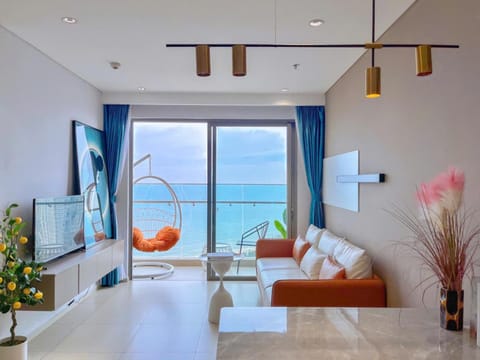 Natural landscape, TV and multimedia, Living room, Seating area, Evening entertainment, Sea view