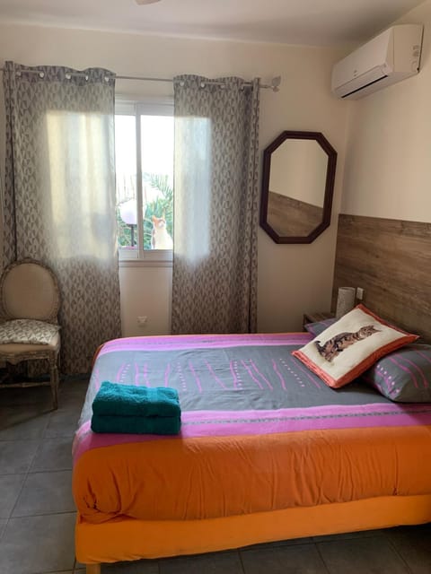 Bed, Photo of the whole room, air conditioner