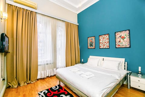Bed, TV and multimedia, Photo of the whole room, Bedroom