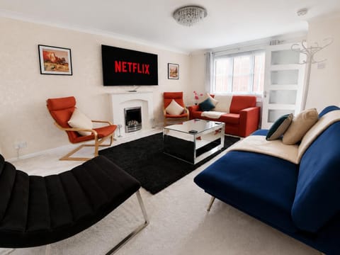 Communal lounge/ TV room, TV and multimedia, Living room, Seating area, heating