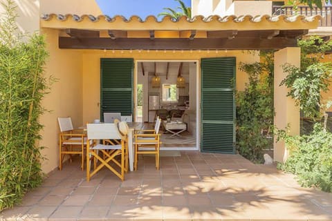 Property building, Patio, Off site, Day, Summer, Garden, Living room, Seating area, Garden view