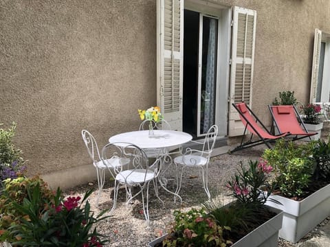Patio, Dining area
