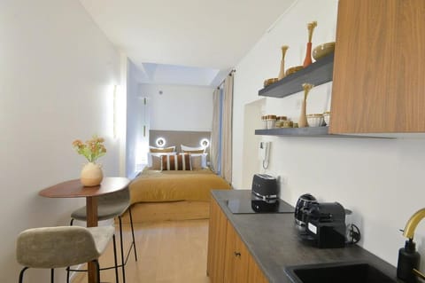 Kitchen or kitchenette, Dining area, stove, toaster