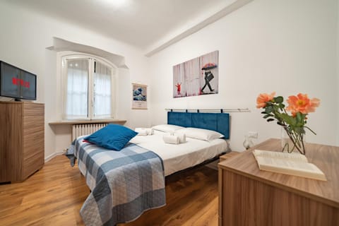 Bed, TV and multimedia, Photo of the whole room, Bedroom