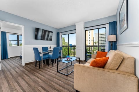 TV and multimedia, Balcony/Terrace, Living room, Seating area, Dining area, City view