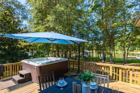 Cozy Lake Cabin Porch Hot Tub Fire Pit Cabin in Lake Sinclair