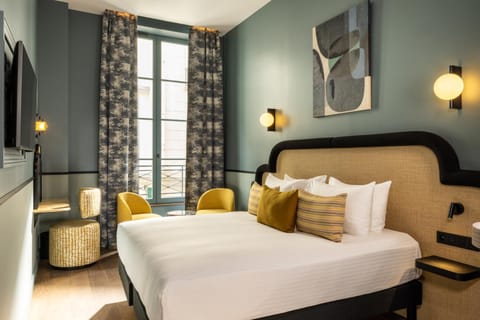 Bed, Photo of the whole room, Street view
