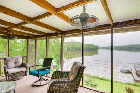 Lakefront Paradise Cozy Space Games Family Fun House in Lake Greenwood