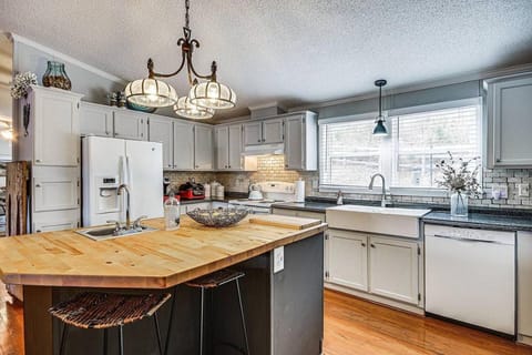 Lakefront Paradise Cozy Space Games Family Fun House in Lake Greenwood