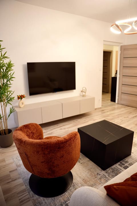 TV and multimedia, Living room, Seating area, Evening entertainment