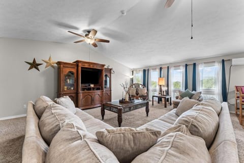 Lakefront Retreat with Deck Movie Room and Yard House in Table Rock Lake