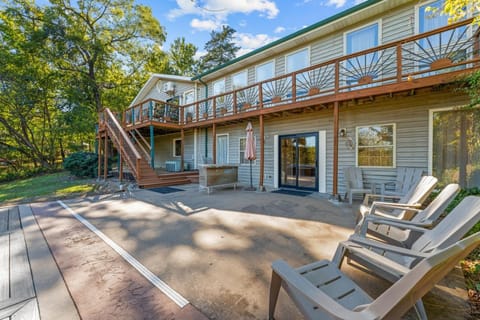 Lakefront Retreat with Deck Movie Room and Yard House in Table Rock Lake