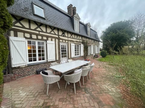 Property building, Patio, Balcony/Terrace, Dining area