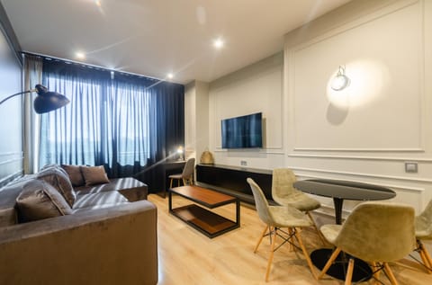 Communal lounge/ TV room, TV and multimedia, Living room, Seating area, Evening entertainment