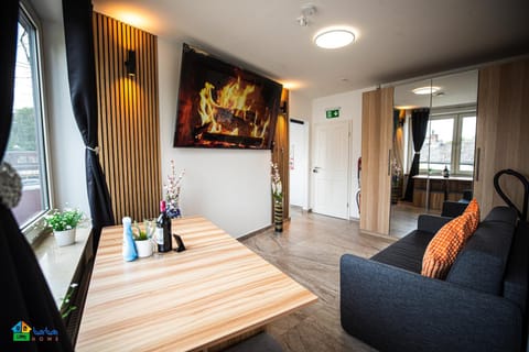 TV and multimedia, Living room, Food and drinks, Seating area, Drinks, Alcoholic drinks, Family