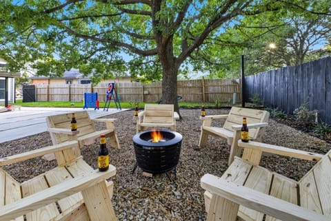 Luxe Family Escape with Games Hot Tub and Yard House in San Antonio