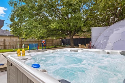 Luxe Family Escape with Games Hot Tub and Yard House in San Antonio