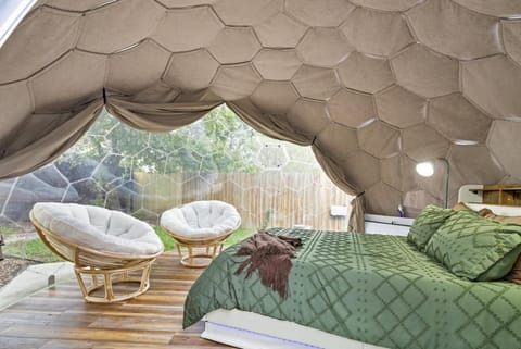 Luxe Family Escape with Games Hot Tub and Yard House in San Antonio