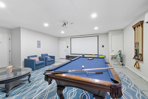 Luxe Family Escape with Games Hot Tub and Yard House in San Antonio