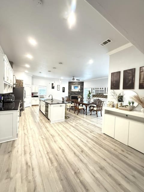 Beach 6BR Pool BBQ 5 Min to Beach Sleep 14 Villa in Fort Walton Beach