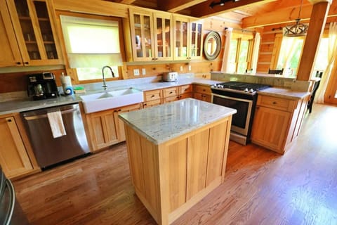 Kitchen or kitchenette, dishwasher, pet friendly, stove