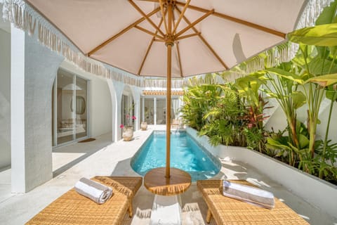 Swimming pool, sunbed