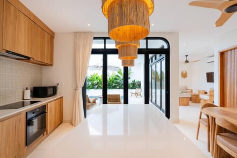 Kitchen or kitchenette, Pool view, oven, stove