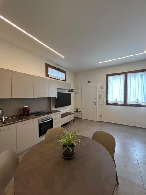 TV and multimedia, Kitchen or kitchenette, Living room, Seating area, Dining area, oven, stove