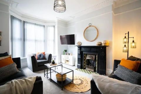 TV and multimedia, Living room, Decorative detail, Seating area