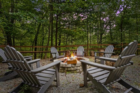 Luxury Cabin Hot Tub and Fire Pit Near Lake Cabin in Blue Ridge Lake
