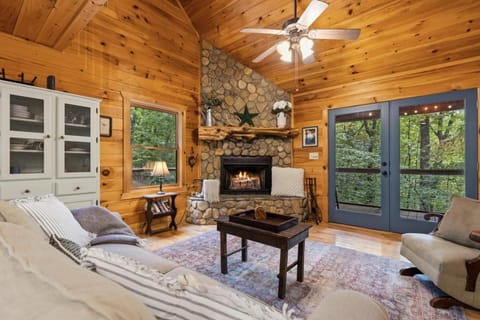 Luxury Cabin Hot Tub and Fire Pit Near Lake Cabin in Blue Ridge Lake