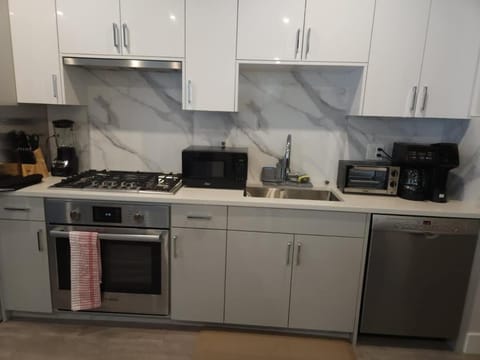 Coffee/tea facilities, Kitchen or kitchenette, dishwasher, stove, toaster